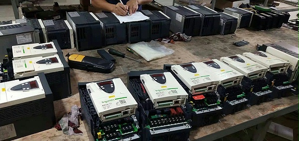 开云app官方入口技术人员处理施耐德变频器进水问题