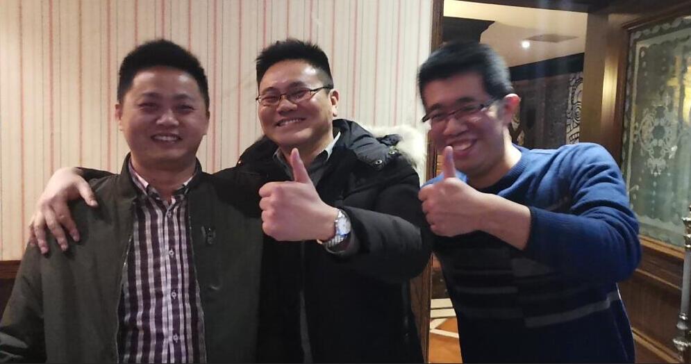开云app官方入口年会销售经理与来宾合影