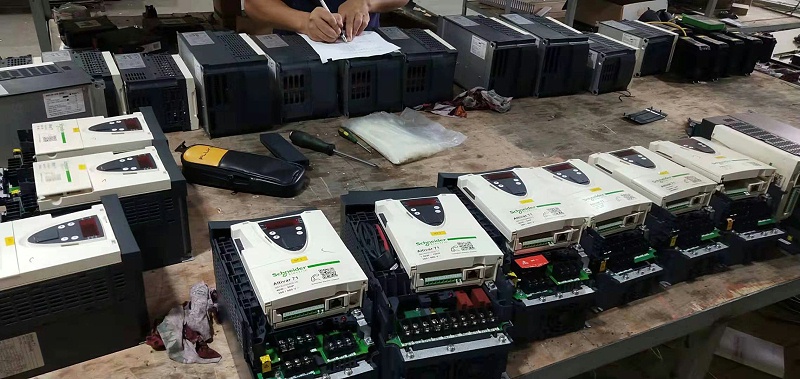 开云app官方入口技术人员处理施耐德变频器进水问题