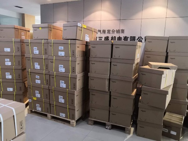 <i style='color:red'>施耐德各型号变频器大量到货</i>，开云app莱斯特城赞助商名单随时为您提供变频器现货